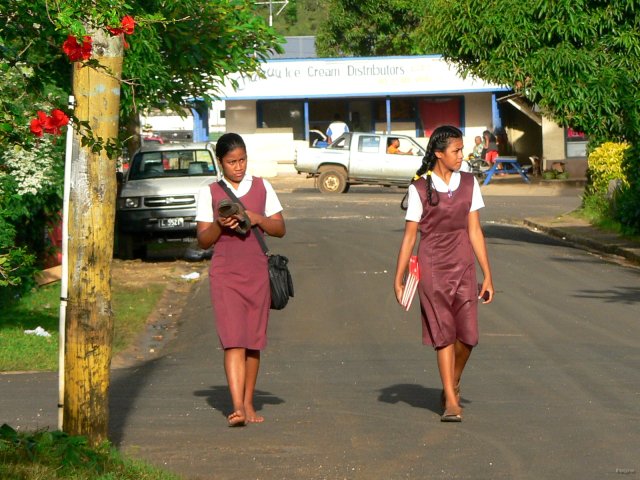35- Jeunes filles revenant du college 